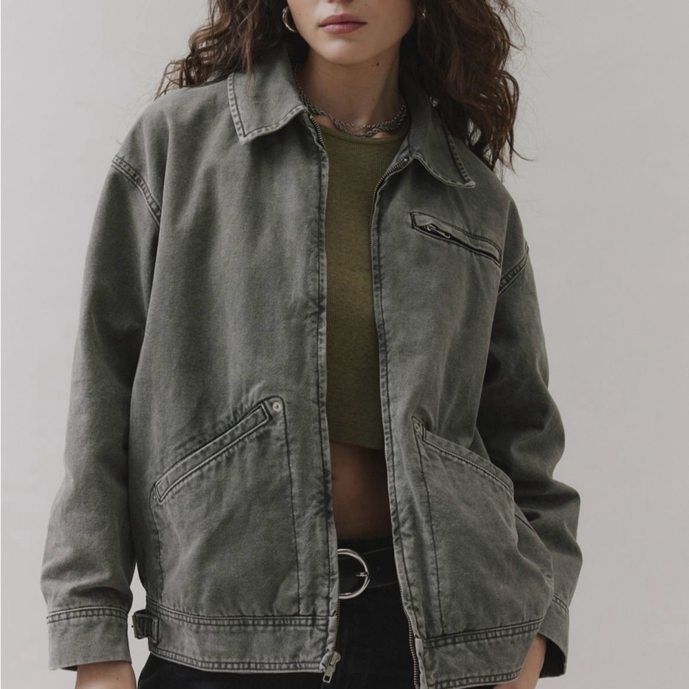 Gray Utility Jacket with Classic Collar and Relaxed Fit